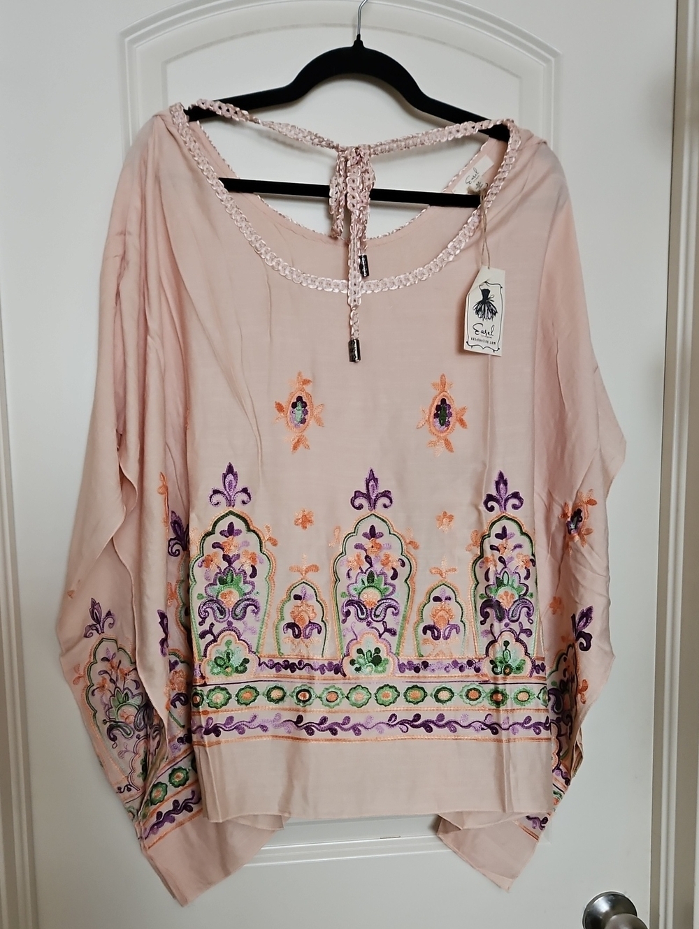 0180: EASEL NWT EMBROIDERED TOP PEACH (H28)
